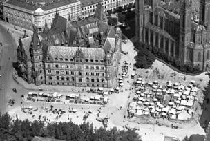 Rathaus mit Marktplatz und Marktkirche (1929).