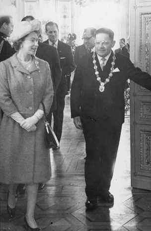 Queen Elizabeth II. mit Georg Buch im Wiesbadener Stadtschloß 1965.