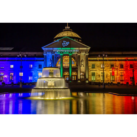 Die Wiesbaden Congress & Marketing GmbH ist Teil der Aktion #lightforpeace2022, mit der die Veranstaltungsbranche ein deutliches Zeichen gegen den Krieg und für den Frieden setzt.