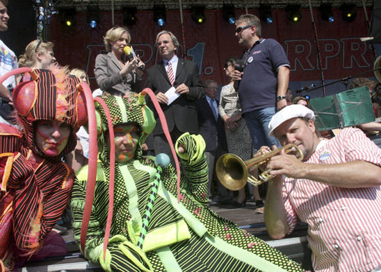 Eröffnung des Theatriums 2011 /  Babette Einstmann, ZDF Moderatorin, , Dr. Helmut Müller, Oberbürgermeister, Ralf Schwoll, Moderator, vl. Hintergrund , eröffnen das Fest 