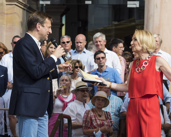 Weinwoche 2022/Moderatorin Babette von Kienlin mit Dr.Oliver Franz