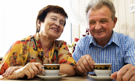 Ein älteres Paar trinkt gemeinsam Kaffee.