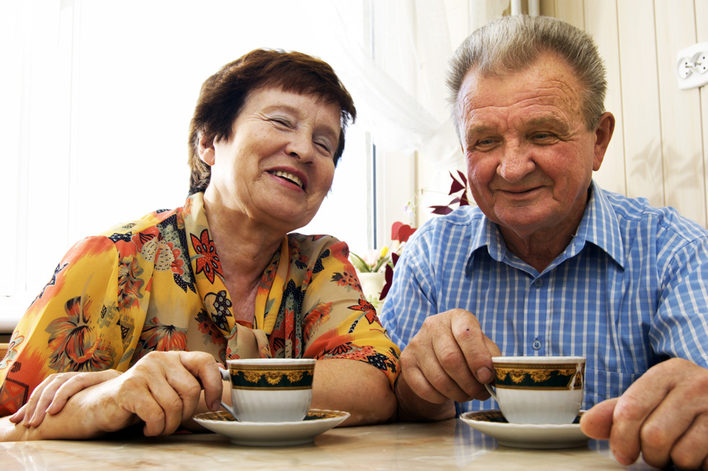 Ein älteres Paar trinkt gemeinsam Kaffee.