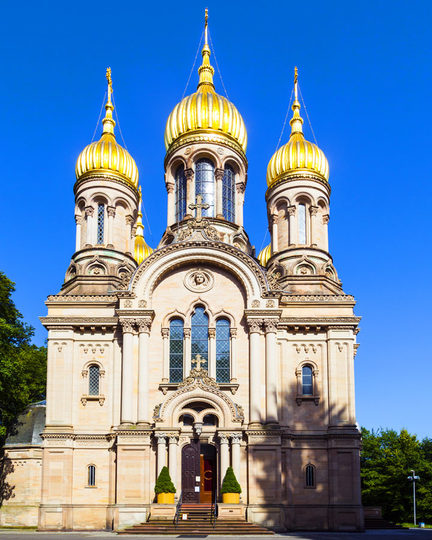 Rus kilisesinin uzaktan dikkat çekmesinin nedeni sadece yaldızlı kubbesi d