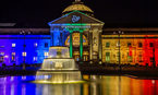 Das Kurhaus leuchten in den Farben des Friedens.