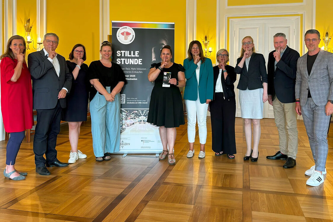 Die Stille Stunde wurde beieiner Pressekonferenz am 25. Juni vorgestellt. Auf dem Foto zu sehen (v.l.n.r.): Kommunale Inklusionsbeauftragte, Andrea Hausy, Oberbürgermeister Gert-Uwe Mende, Staatssekretärin Manuela Strube vom Ministerium für Arbeit, Integration, Jugend und Soziales, Rebecca Lefévre, Mitgründerin und Projektleiterin "gemeinsam zusammen e.V.", Janine Marz, Geschäftsführerin Luisenforum, Bürgermeisterin Christiane Hinninger, Karin Mültin vom Citymanagement, Daniela Hill vom Expertenrat, Jens Ackermann, Leiter des Citymanagements sowie Detlef Berg, Geschäftsführer Galeria