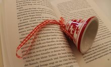 Weihnachtsglöckchen auf Buch