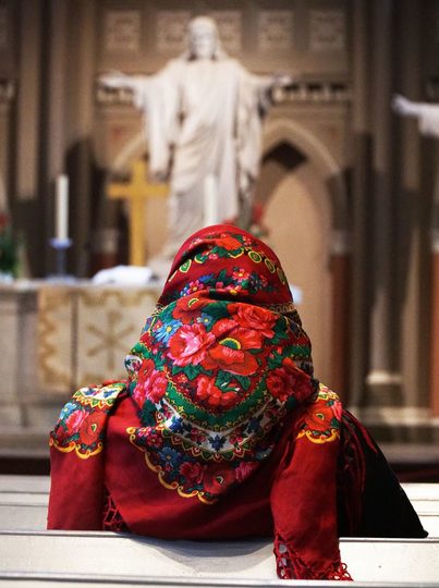 Frau mit Kopftuch in Kirche