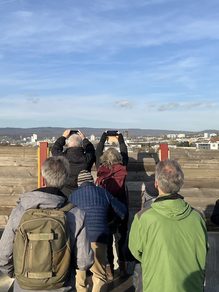 Gruppe Menschen fotografiert den Himmel