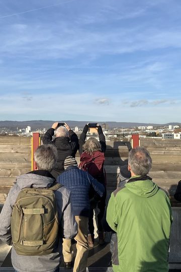 Gruppe Menschen fotografiert den Himmel