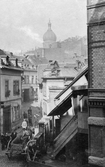 Hochstättenstraße mit der Synagoge am Michelsberg im Hintergrund,um 1895