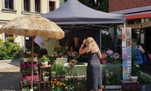 Frau am Blumenstand