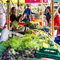 Marktstände mit Obst- und Gemüse auf dem Nachmittags-Wochenmarkt.