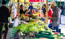 Marktstände mit Obst- und Gemüse auf dem Nachmittags-Wochenmarkt.