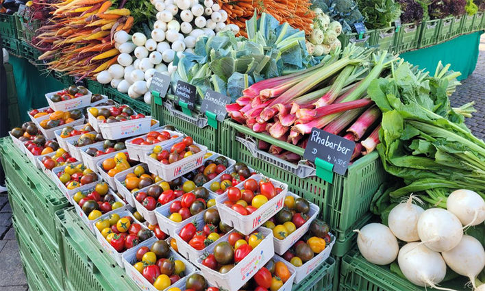 Gemüse an einem Marktstand.