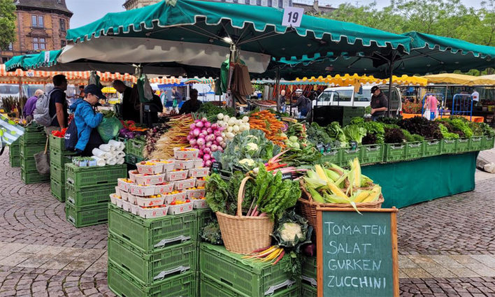 Ein Marktstand mit Geüse auf einem Wochenmarkt