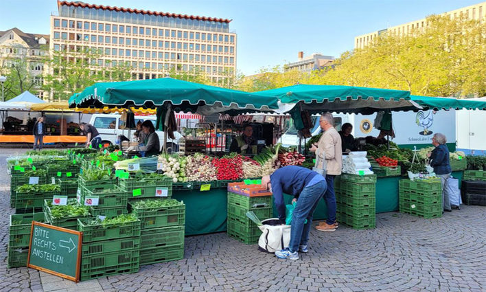 Ein Marktstand mit Gemüse auf einem Wochenmarkt