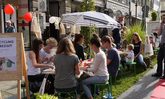 Menschen, die gemütlich auf einem bunt gestalteten Parkplatz sitzen