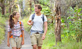 eine Frau und ein Mann wandern durch den Wald