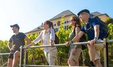 Zwei Menschen auf Bank mit Blick auf den Rhein