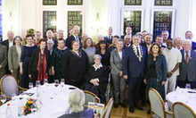 Gruppe von Menschen im Festsaal des Rathauses