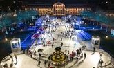 Blick auf die erleuchtete Eislauffläche vor dem Kurhaus