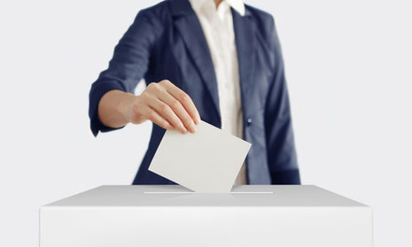 Frau wirft Wahlzettel in Wahlurne