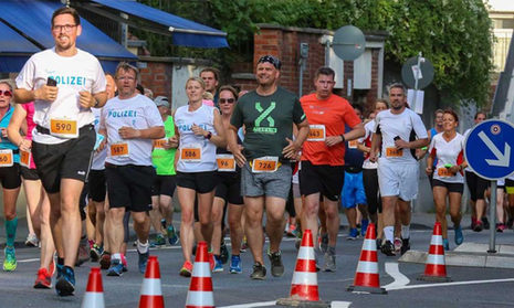 Läuferinnen und Läufer laufen auf der Taunusstraße.