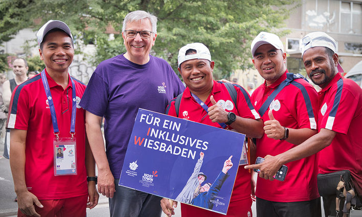 Wiesbadens Oberbürgermeister Gert-Uwe Mende mit Sportlerinnen udn Sportler