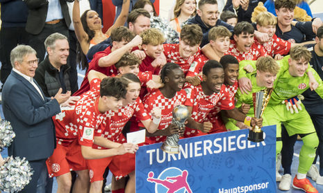 Jubelndes Siegerteam mit Pokal