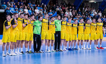 Handballer in gelben Trikots vor dem Anpfiff