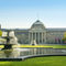 Kurhaus mit Wiese und Brunnen