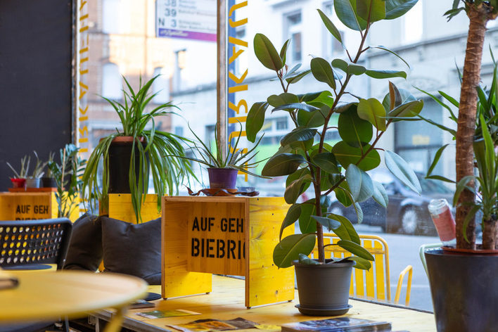 Menschen halten Buchstaben in die Luft.