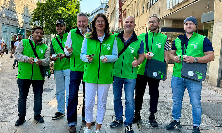 Frauen und Männer in grünen Westen - die Wiesbadener Umweltscouts